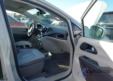 2017 Chrysler Pacifica Touring-L z USA, uszkodzony, nr VIN 2C4RC1BG4HR654368